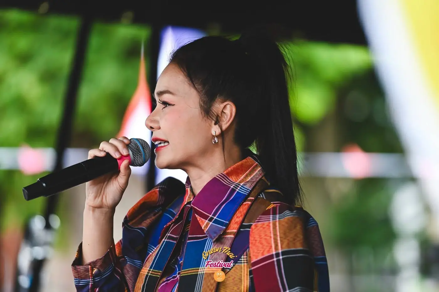 Tai Orathai singing &mdash; Onzon Thai Food & Drink Festival